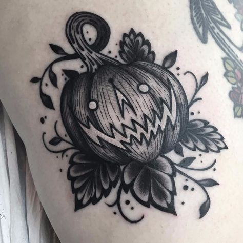 Halloween Knee Tattoo, Jackolantern Tattoo, Halloween Tattoo Designs, Most Painful Tattoo, Knee Tattoos, Lantern Tattoo, Pin Up Girl Tattoo, Pumpkin Tattoo, Queen Tattoo