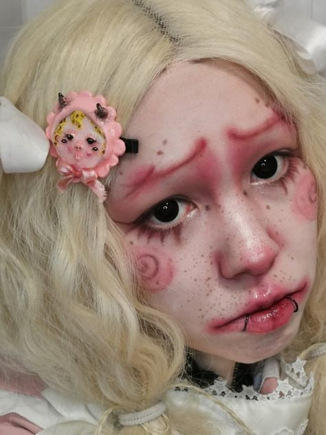 Doll Drag Makeup, Doll Face Makeup Halloween, Doll Clown Makeup, Clown Doll Makeup, Halloween Makeup Doll, Dollcore Makeup, Porcelain Clown Dolls, Halloween Doll Makeup, Clown Core Makeup