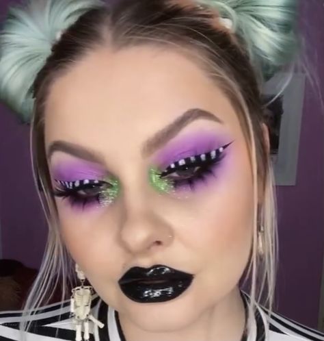 Beetlejuice Eyeliner, Beetlejuice Halloween Makeup Ideas, Beetlejuice Eye Makeup, Beetle Juice Makeup Glam, Beetlejuice Eyeshadow, Beetlejuice Inspired Makeup Simple, Beetlejuice Makeup Glam, Beetlejuice Inspired Makeup, Beetlejuice Makeup Eyeshadow