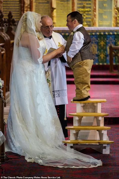 5ft 4in teacher and her 3ft 7in husband who used a stepladder at their wedding win the Guinness World Record for the couple with the biggest height difference Wedding Fail, Emoji Party, Marriage Vows, Guinness World Records, Big Wedding, World Records, Married Couple, Chloe, Wedding Day