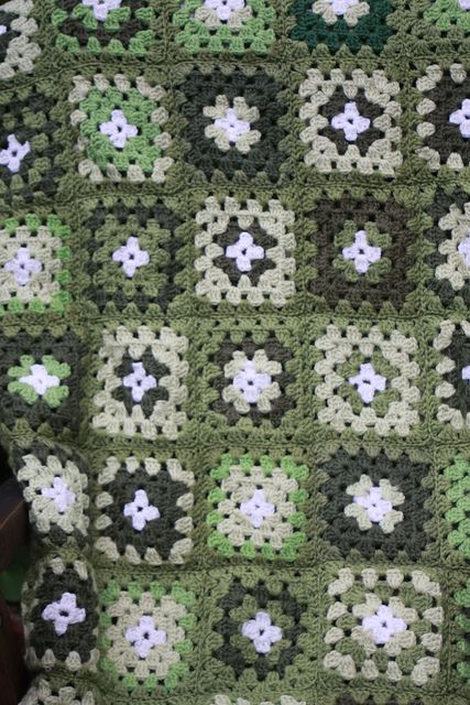 Green Granny blanket | Veracrochet | Flickr Three Color Granny Square Blanket, Crochet Blankets Granny Square, Crochet Blanket Green Color Schemes, Green Crochet Ideas, Two Color Granny Square, Green Granny Square, Crochet Green Blanket, Granny Square Blanket Ideas, Green Granny Square Crochet