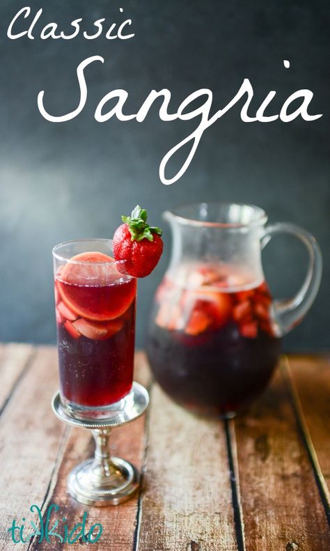 Sangria Recipe Red Sangria Recipe, Glace Fruit, Red Sangria Recipes, Batch Cocktails, Sangria Recipe, Red Sangria, Summer Cocktail Recipes, Baileys Irish Cream, Sangria Recipes