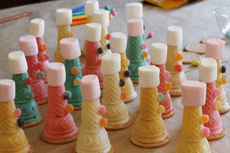 Cone Clowns Markdag Idees, Easy Party Treats, Kids Party Treats, Jelly Tots, 4de Verjaardag, Marshmallow Flowers, Biscuit Decoration, Marie Biscuit, Baker Baker