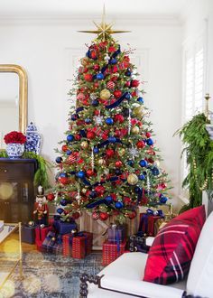 Christmas 2018 Red Gold Christmas, Blue Christmas Decor, Red Christmas Decor, Cozy Christmas Decor, Farmhouse Christmas Tree, Blue Christmas Tree, Christmas Themes Decorations, Red Christmas Tree, Christmas Tree Inspiration