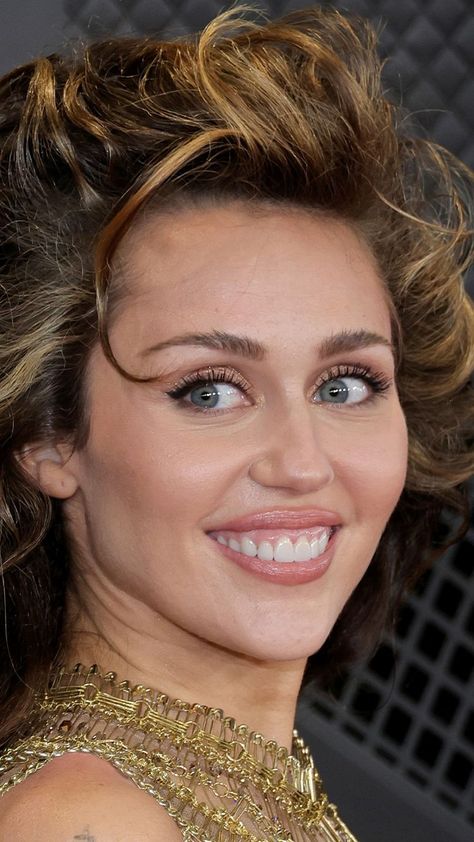 Miley Cyrus' Giant Grammys Hair Was Inspired by a '70s Icon Miley Cyrus Makeup, Miley Cyrus Hairstyles, Miley Cyrus Grammys, Blowout Hairstyle, Maison Margiela Dress, Smiley Miley, Miley Cyrus Hair, 70s Icons, Hair Volume Spray