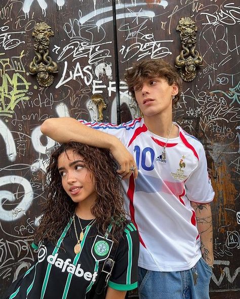 Short Friend Aesthetic, Yasmine Barbieri, Davide Vavala, Yasmin Barbieri, La Aesthetic, Sister Poses, Jersey Fashion, Sibling Poses, Friendship Photoshoot