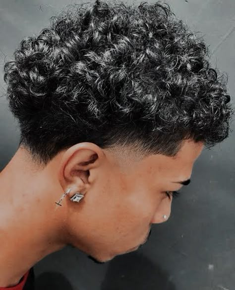 Curly Hair Taper, Taper Fade Short Hair, Fade Haircut Curly Hair, Low Taper Fade Haircut, Taper Fade Curly Hair, Haircut Selfie, Photo Hijab, Curly Hair Fade, Men Haircut Curly Hair