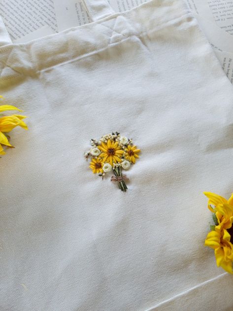 Embroidery Sunflower, Diy Embroidery Shirt, Bouquet Embroidery, Sunflower Embroidery, Hand Embroidery Patterns Free, Clothes Embroidery Diy, Sunflower Bouquet, Diy Embroidery Designs, Embroidery Diy