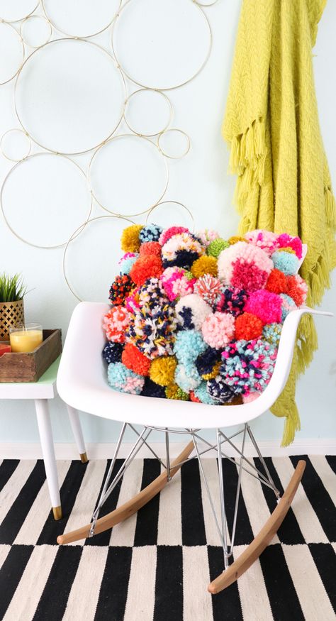 DIY Pom Pom Pillow - Fun DIY Home Decor project for fall - How to make your own pillow Pompon Diy, Pom Pom Pillow, Make Your Own Pillow, Pom Pom Pillows, Diy Pom Pom, Pom Pom Crafts, Diy Simple, Boho Diy, Diy Pillows