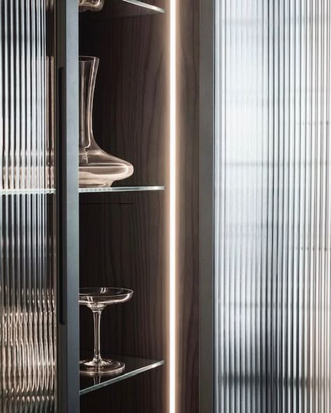 • Z + S Design Crush • Fluted glass 👊🏻 There’s no denying that fluted glass is damn sexy. Pair it with Matt black steel framing, and it adds a sophisticated New York vibe to any space 👊🏻 It’s also great at providing privacy, adding texture and diffusing light and that's why fluted glass gets the Z + S tick of approval ✔️👯‍♀️ Follow us on Instagram and Pinterest for more design tips and inspo. Reno Tips, Glass Kitchen Cabinets, Glass Cupboard, Crockery Unit, Reeded Glass, Joinery Details, Shelving Design, Fluted Glass, Glass Bar