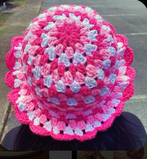 Crochet Granny Bucket Hat, Crochet Hat Granny Square, Pink Crochet Bucket Hat, Granny Square Bonnet, Crochet Bucket Hat Ideas, Granny Stitch Bucket Hat, Bob Crochet, Granny Square Bucket Hat, Crochet Adult Hat