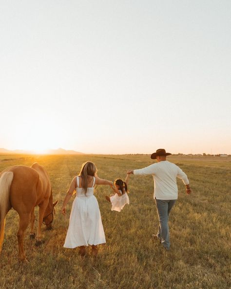 You don’t need to be a horse expert to take photos with a horse 🐴🤍 let’s talk about adding a horse to your next session with me ✨ VA family photographer | Aldie family photographer | Leesburg family photographer| Ashburn family photographer | Virginia family photographer | Sterling family photographer | DMV family photographer | NOVA family photographer | Loudoun County family photographer | Fairfax family photographer | Arlington family photographer | Bluemont family photographer | Chantill... Family Western Pictures, Family Horse Photoshoot, Family Photos With Horses, Family Photo Shoot With Horses, Family Pictures With Horses Ideas, Western Family Pictures With Kids, Western Family Photoshoot, Western Family Pictures, Western Family Pictures With Horses