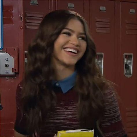 Kc Cooper, Zendaya Model, K C Undercover, Kc Undercover, Mode Zendaya, Old Disney Channel Shows, Estilo Zendaya, Old Disney Channel, Tom Holland Zendaya