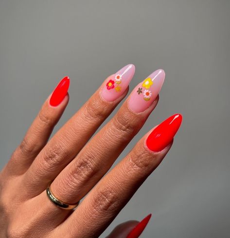 INSPO: 🌼♥️ In high summer, we’re reaching for 𝓑𝓪𝓫𝓪’𝓼 𝓚𝓲𝓽𝓬𝓱𝓮𝓷. (Look by @kailaskif) Strawberry Vine, Sunflower Vintage, Miami Nails, Flower Sunflower, Retro Beauty, Vintage Strawberry, Dala Horse, Strong Love, Nails At Home