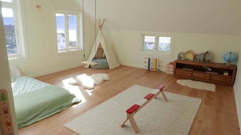 Minimalist Montessori, Montessori Kids Room, Montessori Infant Room, Montessori Home, Montessori Nursery, Montessori Bedroom, Montessori Room, Learning Games For Kids, Baby Education