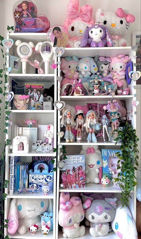 room inspo shelves ~ kpop, sanrio, bratz, anime 🤍 Kpop Sanrio, Sanrio Room, Cool Dorm Rooms, Hello Kitty Rooms, Otaku Room, Dorm Room Ideas, Deco Studio, Pinterest Room Decor, Study Room Decor