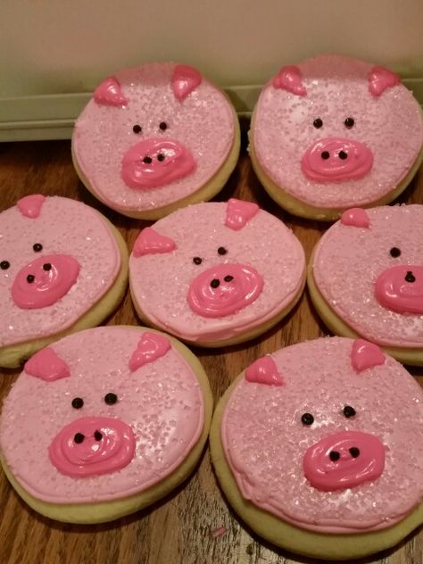 Piggy Birthday Party Ideas, Peppa Pig Birthday Party Food Ideas, Pig 1st Birthday Party, Piggy Birthday, Piggy Party Ideas, Piggy Party, Props Pig Party Ideas, Pig Themed Party, Pig Themed Birthday Party