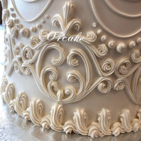 Vintage Wedding Cake Designs Lace Detail, Cake Calligraphy, Lambeth Cakes, British Cake, Birthday Cake Roses, Royal Icing Cakes, Professional Cake Decorating, Bolo Vintage, Cake Design Inspiration