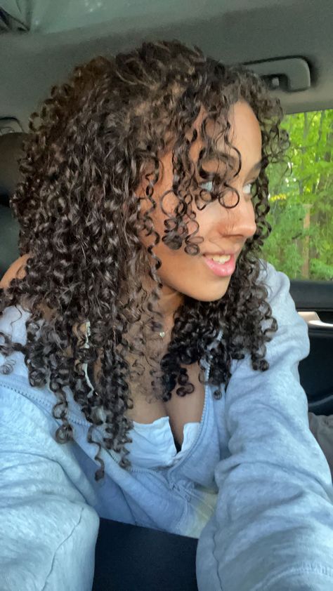 Relaxed Curly Hair, 3b Curly Hairstyles, Mrs Bella, Quick Curly Hairstyles, Long Natural Curly Hair, Curly Afro Hair, Curly Hair Care Routine, Highlights Curly Hair, Curly Hair Braids