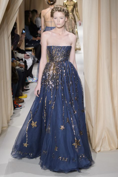 Valentino Spring 2015 Couture - Paris Navy Blue Gown, White Nights, Look Formal, Valentino Couture, Yule Ball, Haute Couture Dresses, Night Dresses, Night Wedding, Couture Week