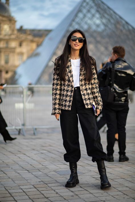 London Fall Street Style, Layer Outfits Street Style, How To Style Combat Boots, Street Fashion Paris, Combat Boot Outfits, Casual Chique Stijl, Paris Street Style Spring, Pfw Street Style, Winter Mode Outfits