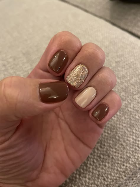 Dip Powder Nails Thanksgiving, November Sns Nails Colors, Thanksgiving Gel Nails Colors, November Nails Fall Dip, Fall Nails Powder Dip, Fall Dip Powder Nails Colors, Thanksgiving Nails Dip, Simple Fall Dip Nails, Brown Thanksgiving Nails