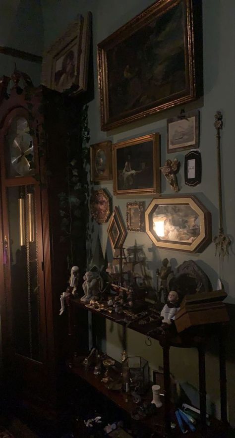 Moody Maximalism Aesthetic, Cottagecore Dark Academia Living Room, Earthy Goth Aesthetic Bedroom, Aesthetic Apartment Dark, Clutter House Aesthetic, Gothic Dark Academia Bedroom, Victorian Decor Aesthetic, Dark Academia Bathroom Decor, Crow Core Room