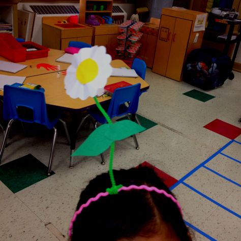 Daisy-head Mayzie headband Daisy Head Mayzie, Dr Seuss Classroom, Dr Seuss Activities, Dr Seuss Day, Seuss Classroom, Becoming A Teacher, Dr Seuss, Early Childhood, Art Education