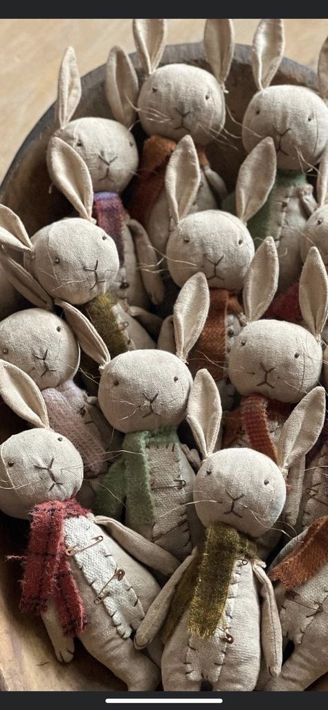 Primitive Spring Decor, Primitive Rabbit, Primitive Doll Patterns, Spring Sewing, Easter Craft Decorations, Easter Bunny Crafts, Spring Easter Crafts, Sewing Stuffed Animals, Easter Parade