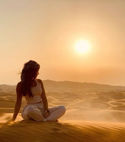 Poses In Desert, Sahara Aesthetic, Dubai Sahara, Dubai Desert Photography, Desert Photoshoot Outfit, Desert Pics, Dubai Picture Ideas, Dubai Instagram Pictures, Dubai Adventure