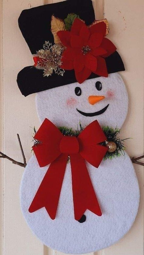 Diy Xmas Door Decorations, Cardboard Snowman Diy, Wooden Snowmen Crafts, Snowman Decorations Diy, Crismas Ideas Decoration, Christmas Crafts Diy Projects Unique, Diy Snow Man, Creative Snowman Ideas, Easy Felt Christmas Ornaments