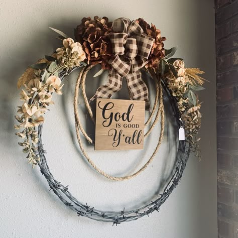 Barbed wire, rope, florals and a sweet, western sign are the perfect country wreath combination. Barb Wire Wreath Ideas, Wire Wreaths Diy, Diy Barbed Wire, Wire Wreath Diy, Barbed Wire Star, Barbwire Crafts, Wire Christmas Wreath, Barbed Wire Decor, Barbed Wire Wreath