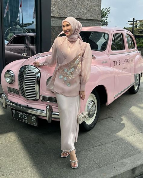 Outfit kondangan aesthetic ala Nasari Astri #nasariastri #outfitkondangan #aesthetichijab #hijabaesthetic Ootd Lebaran, Satin Blouse Outfit, Dress Muslim Modern, Kondangan Outfit, Kebaya Modern Dress, Gamis Dress, Bridesmaid Dresses Long Chiffon, Dress Pesta, Dress Ootd