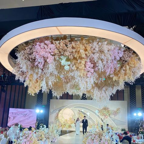 🌿💐🏡🍃A breathtaking oasis with our artificial flower ceiling decorations. Perfect for restaurants, indoor living rooms, and any area in need of a fresh, natural touch, these green plant and floral arrangements bring the outdoors in. Elevate your decor with vibrant, lush greenery and soft floral art that creates an inviting and serene atmosphere right above your head. Search Tags: #CeilingDecor #ArtificialFlowers #GreenPlantDecor #IndoorOasis #LivingRoomDecor #RestaurantDesign #CeilingArt #Flo... Flowers Ceiling, Ceiling Decorations, Flower Ceiling, Ceiling Art, Flowers Decoration, Soft Floral, Lush Greenery, Ceiling Decor, Green Plants