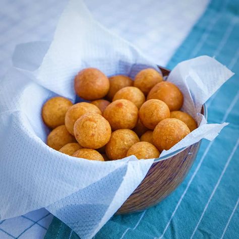 An instant dessert prepared from frying sweet potato balls coated with white sesame seeds.Only a few simple ingredients used in these gluten free Sweet Potato Balls deep fried to golden perfection. They make a tasty tea time or snack time treat. Sweet Potato Balls Recipe, Potato Ball, Sweet Potato Balls, Potato Balls Recipe, Instant Dessert, Gluten Free Sweet Potato, Potato Balls, Stuffed Potato Balls, Dessert Tea