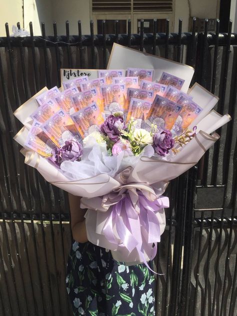 Purple Money Bouquet, Bucket Uang, Bouquet Money, Bouquet Diy Gift, Bucket Gifts, Ribbon Flowers Bouquet, Bouquet Purple, Graduation Bouquet, Diy Bouquet Wrap