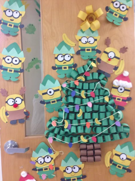 Minion Christmas Door Decorations, Disney Christmas Office Decorations, Disney Christmas Door Decorations Classroom, Christmas Locker Decorations Schools, Minions Christmas Decorations, Christmas Locker Decorations Ideas, Locker Christmas Decorations, Disney Christmas Door Decorations, Minion Christmas Door