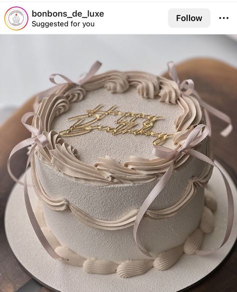 Trendy Cakes 2024, Neutral Color Cake, Nude Birthday Cake, Brown Birthday Theme, Tort Happy Birthday, Brown Birthday Cake, Girly Birthday Cakes, Bolo Vintage, 17 Birthday Cake