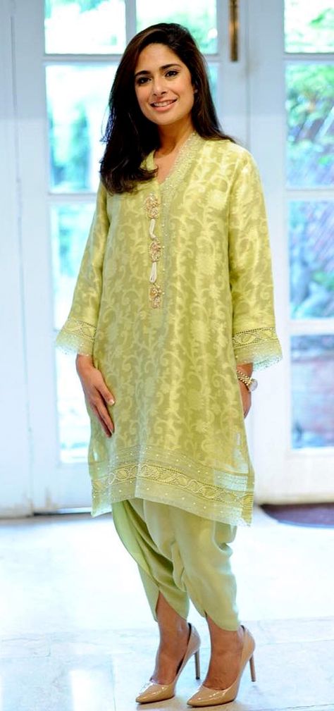 Farida Hasan Cape Dress Indian, Farida Hasan, Brocade Suits, Salwar Pants, Kurti Style, Indian Salwar Suit, Secret Closet, Indian Designer Suits, Pleated Skirt Dress