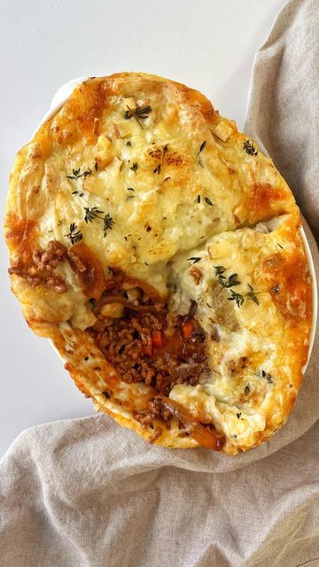 Emily Roz on Instagram: "SIMPLE PIES DAY 2 🥧 French Onion Cottage Pie 🍂🫶🏽🧡 SO GOOD. Welcome to my series SIMPLE PIES!! 7 Days of Simple Pie recipes 🔥 Follow along for easy pies ✨ You are going to want to give this a go because it is SO delicious. I used to eat cottage pie and French onion soup all the time when I was little so I’ve combined the two to make this phenomenal pie recipe!! 😍 As always, the recipe is on my website (link in bio)! https://myriadrecipes.com/french-onion-cottage-pie/ #easypierecipe #pie #cottagepie #frenchonionsoup #frenchonioncottagepie" Simple Pies, Easy Pies, Boursin Recipes, Simple Pie, Vegetarian Gravy, Future Chef, Fluffy Mashed Potatoes, Vegetable Stock Cubes, Potato Toppings