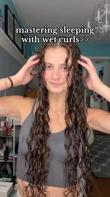 How To Sleep With Wet Curly Hair, How To Sleep With Wet Hair, Curly Hair Sleeping Tips, How To Sleep With Curly Hair, Sleeping With Curly Hair, Curly Hair Tips And Tricks, Wet Curls, Hair Tips And Tricks, Sleeping With Wet Hair