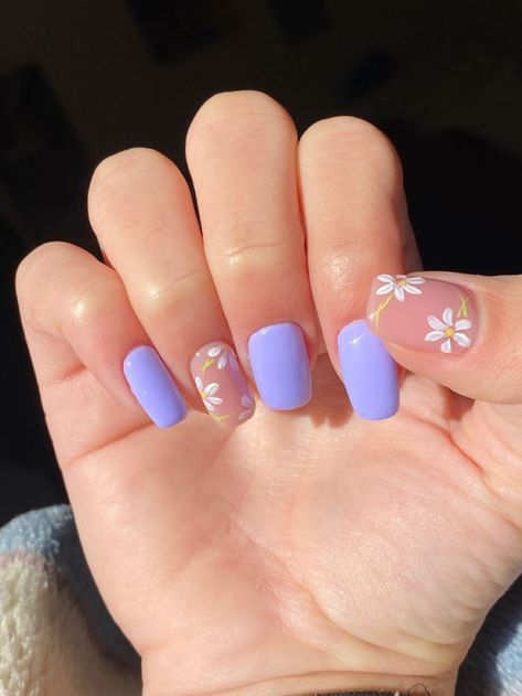 Daisy Purple Nails, Lavender Nails With Yellow Flowers, Daisy Nails Acrylic Coffin, Lavender And Yellow Nails Pastel, Lavender Nails With Daisies, Pastels Nail Art, Cute Nails Lavender, Purple Gel Polish Nail Designs, Purple Simple Nail Designs