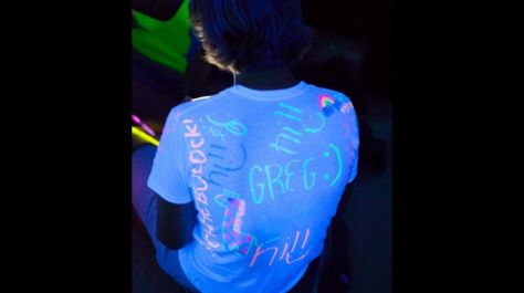 DIY Glow shirts Party Ideas For Teenagers, Teenage Parties, Glow In Dark Party, Neon Birthday Party, Glow In The Dark Party, Glow Birthday Party, Bonfire Party, Blacklight Party, Glow Birthday