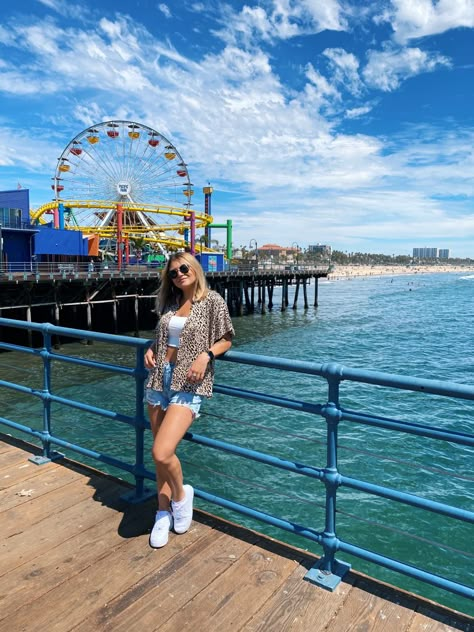 Santa Monica Pier Picture Ideas, Santa Monica Pier Outfit, Santa Monica Outfit, California Picture Ideas, Pier Outfit, La Outfits Los Angeles Street Styles, Los Angeles Aesthetic Outfit, Disneyland Los Angeles, Los Angeles California Photography