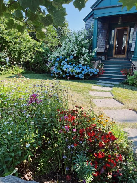 East coast garden in rhose island pretty house with front steps cedar shake East Coast Garden, East Coast House, Nz House, Cedar Shake, Cedar Shakes, Sunken Garden, Front Steps, Future Lifestyle, Light Project