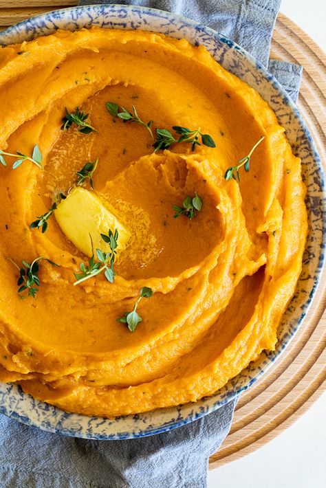 Honey thyme mashed sweet potatoes - Simply Delicious Potato Puree Recipe, Vegan Mashed Sweet Potatoes, Sweet Potato Puree, Desserts For Thanksgiving, Fall Sides, Sweet Potato Recipes Mashed, Simple Weeknight Meals, New Food Recipes, Classic Mashed Potatoes