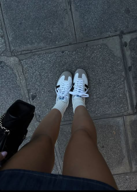 Shoefie Aesthetic, Girly Sneakers Aesthetic, Y2k Sneakers Aesthetic, Sneaker Pics Aesthetic, Sneaker Culture Aesthetic, Adidas White Shoes, Samba Outfit, Adidas Girl, Pretty Shoes Sneakers