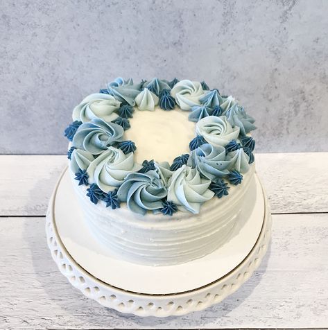 Light Blue Cake With Flowers, Blue Decorated Cake, Light Blue Birthday Cake For Women, Blue And White Cake Design, Simple Decorated Cakes, Baby Blue Birthday Cake, Blue Birthday Cake Ideas, Light Blue Birthday Cake, Blue Bday Cake