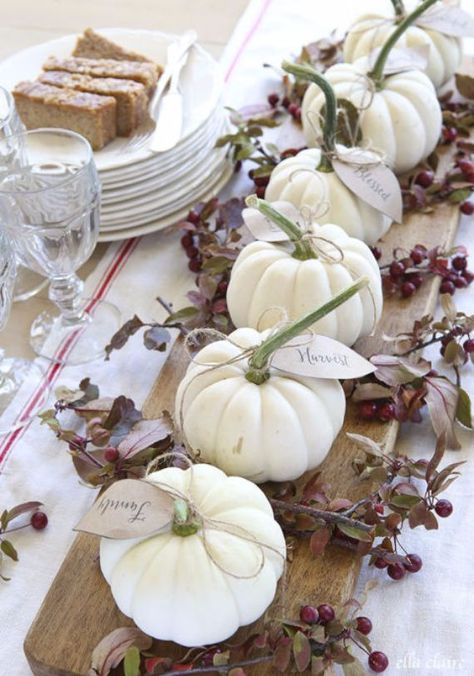 60 Glitzy Fall And Halloween Décor Ideas - family holiday.net/guide to family holidays on the internet Free Fall Printables, Pumpkin Leaves, Diy Thanksgiving, Autumn Table, Pumpkin Centerpieces, Thanksgiving Centerpieces, Fall Printables, Pumpkin Decor, Thanksgiving Table Decorations