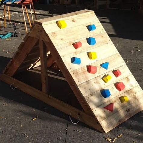 Diy Pallet Climbing Frame, Pallet Rock Climbing Wall Diy, Pallet Rock Climbing Wall, Pallet Climbing Frame, Diy Climbing Frame, Pallet Climbing Wall, Diy Outdoor Toys, Diy Climbing Wall, Pallet Kids